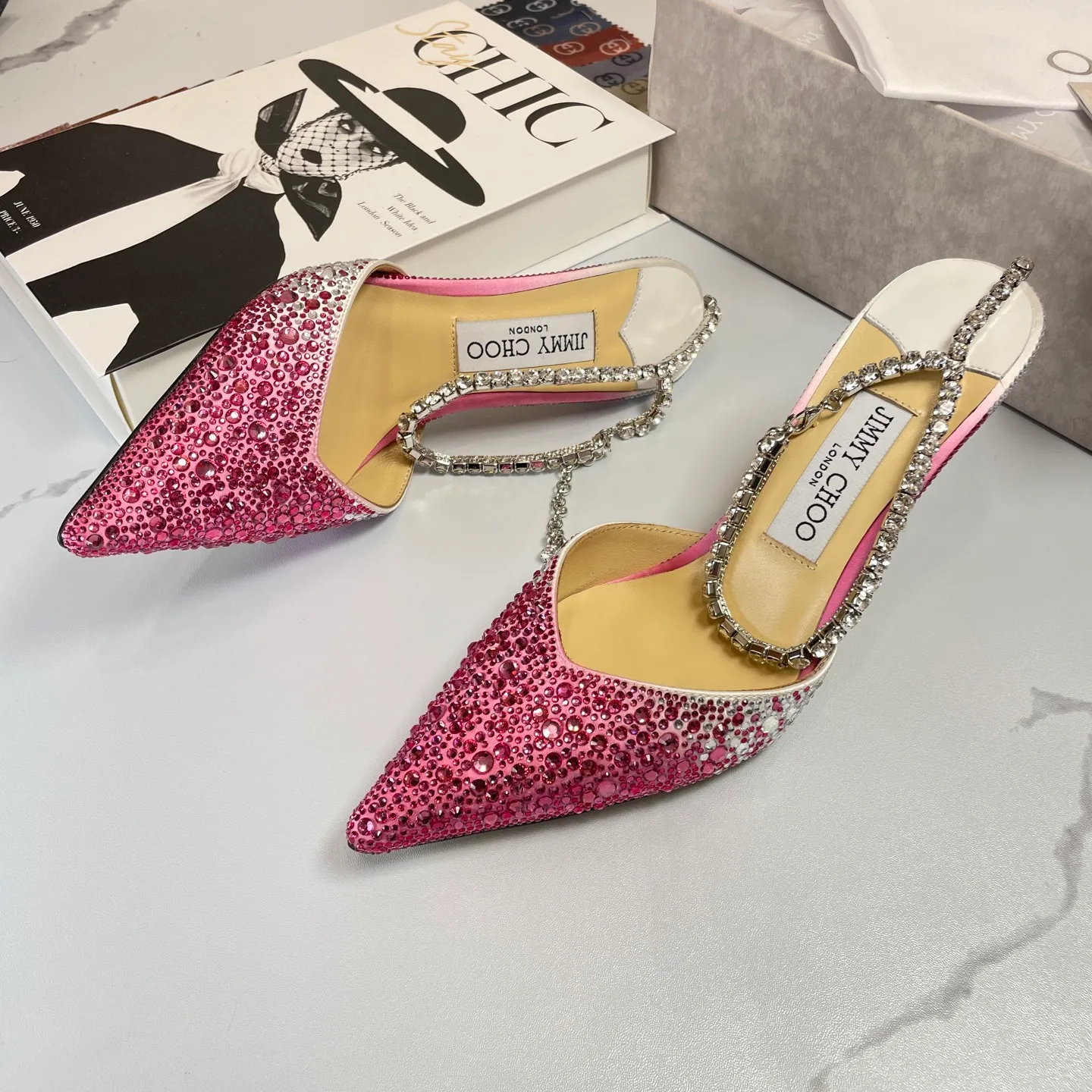 👟👟Ex-factory price 680👟👟 Jimmy Choo/Jimmy Choo classic diamond chain pointed toe crystal high-heeled sandals. Excellent crystal shoes, so beautiful that you can't take your eyes away. The shape of the shoes is very delicate, not too narrow and long. The internal space is sufficient, allowing the toes to relax enough. The rhinestones outline a charming arc on the instep, which is simply beautiful. It has a 360-degree surrounding fairy atmosphere, gorgeous but not exaggerated! ! The fabric is made of imported silk, with imported sheepskin lining. Customized A-grade Italian genuine leather sole. Heel height: 6.5 or 8.5. Size: 35-40 (41, 42, 43 customized, non-refundable)